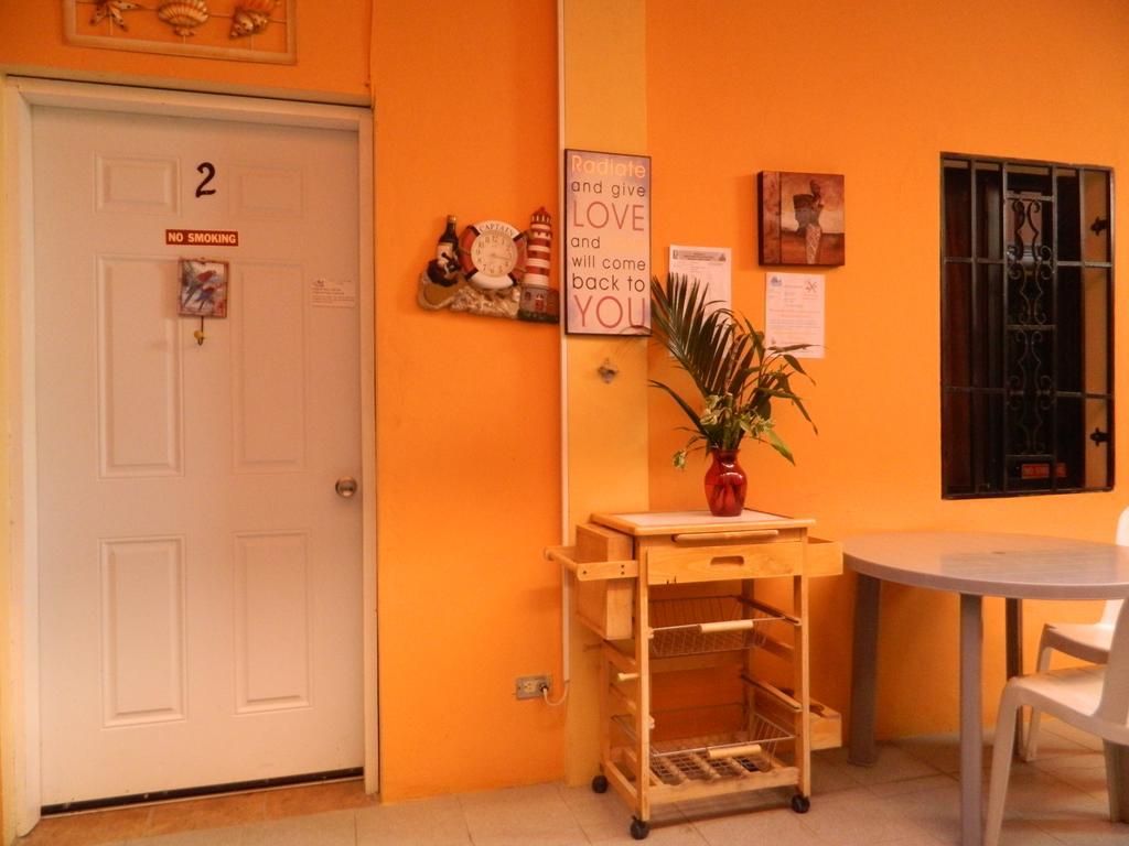 Bella Sombra Guest House Downtown Беліз Номер фото